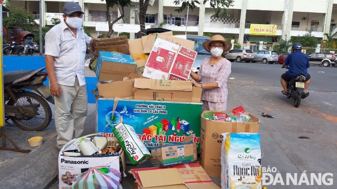 Cán bộ các khu dân cư ở phường Hải Châu 2, quận Hải Châu cũng duy trì thu gom rác tái chế tại các hộ gia đình để thúc đẩy phong trào phân loại rác tại nguồn.