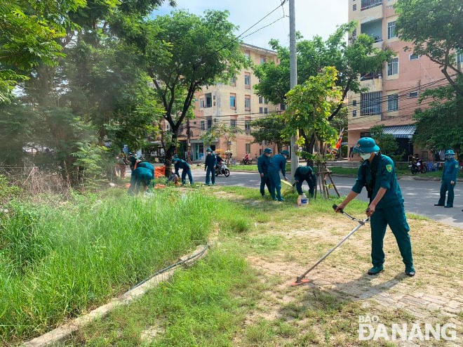 Lực lượng dân quân các phường trên địa bàn quận Sơn Trà ra quân làm sạch các tuyến đường, vỉa hè.