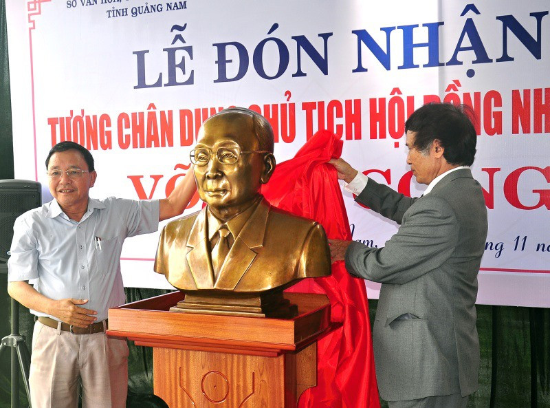 Họa sĩ Giang Nguyên Thái đại diện Ban Liên lạc Cựu cán bộ Tuyên huấn Khu 5 bàn giao bức tượng đồng chí Võ Chí Công.