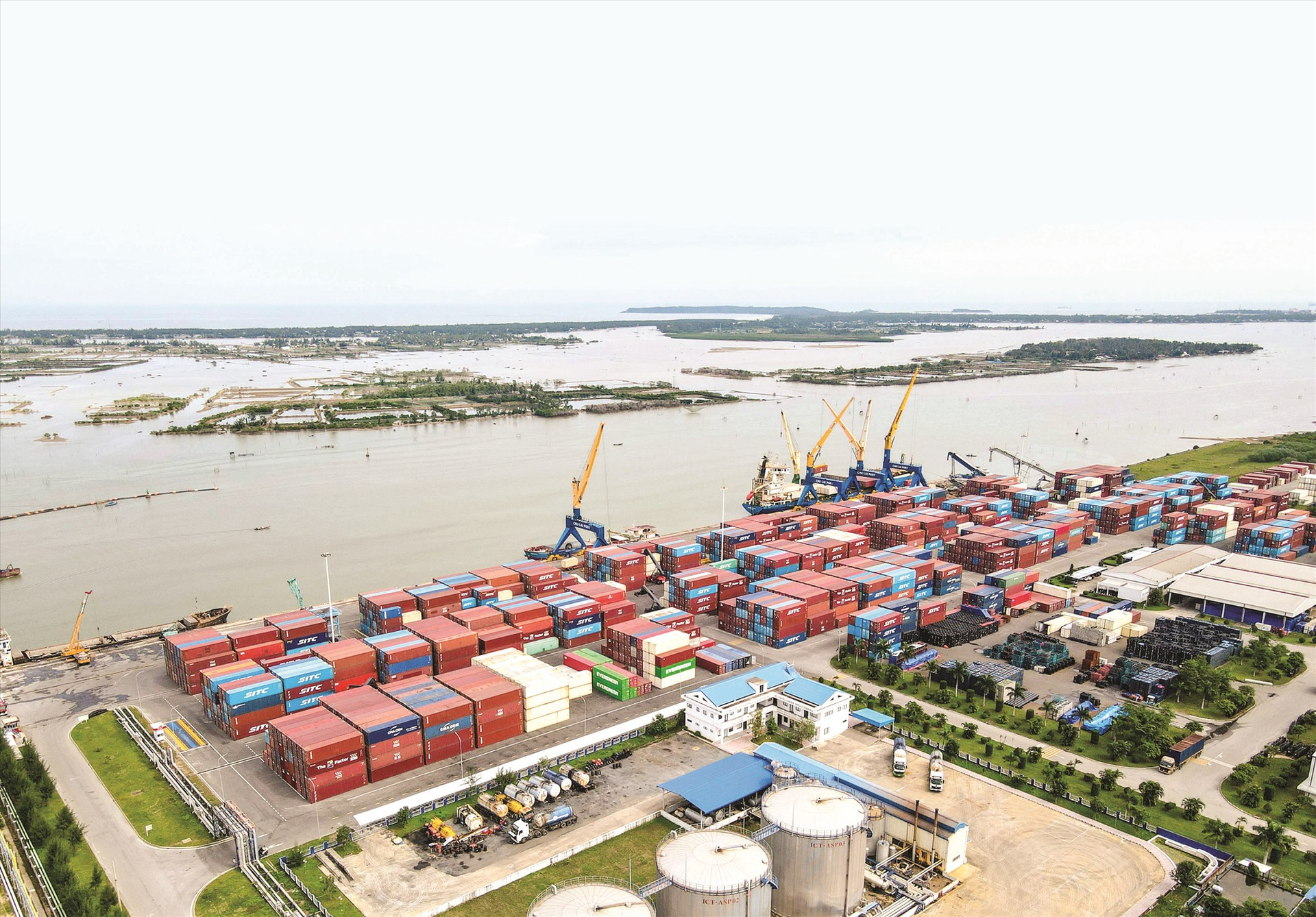 Mở rộng, nâng cấp cảng biển Chu Lai sẽ giải quyết nhiều bất cập liên quan chi phí logistics, tạo đối trọng về xuất nhập khẩu cho khu vực miền Trung - Tây Nguyên. Ảnh: PHƯƠNG THẢO
