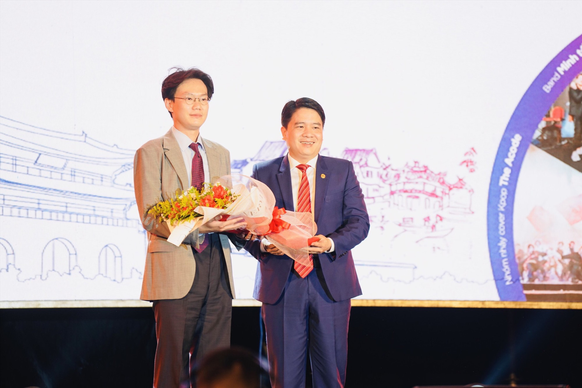Phó Chủ tịch UBND tỉnh Trần Văn Tân tặng hoa cho Giám đốc Trung tâm văn hóa Hàn Quốc tại Việt Nam. Ảnh: T.L
