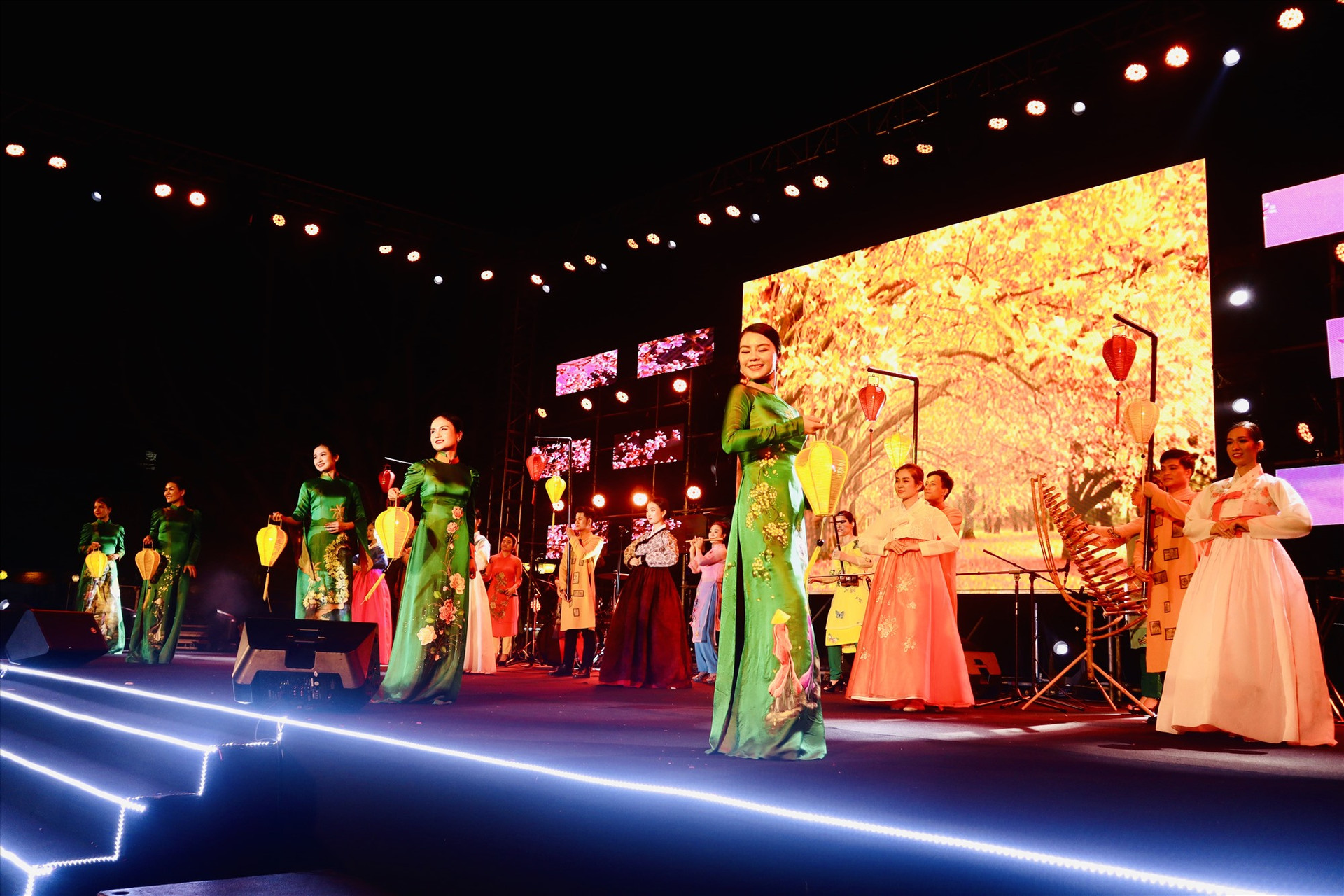 Trình diễn trang phục truyền thống Việt Nam - Hàn Quốc trong đêm bế mạc. Ảnh: S.L