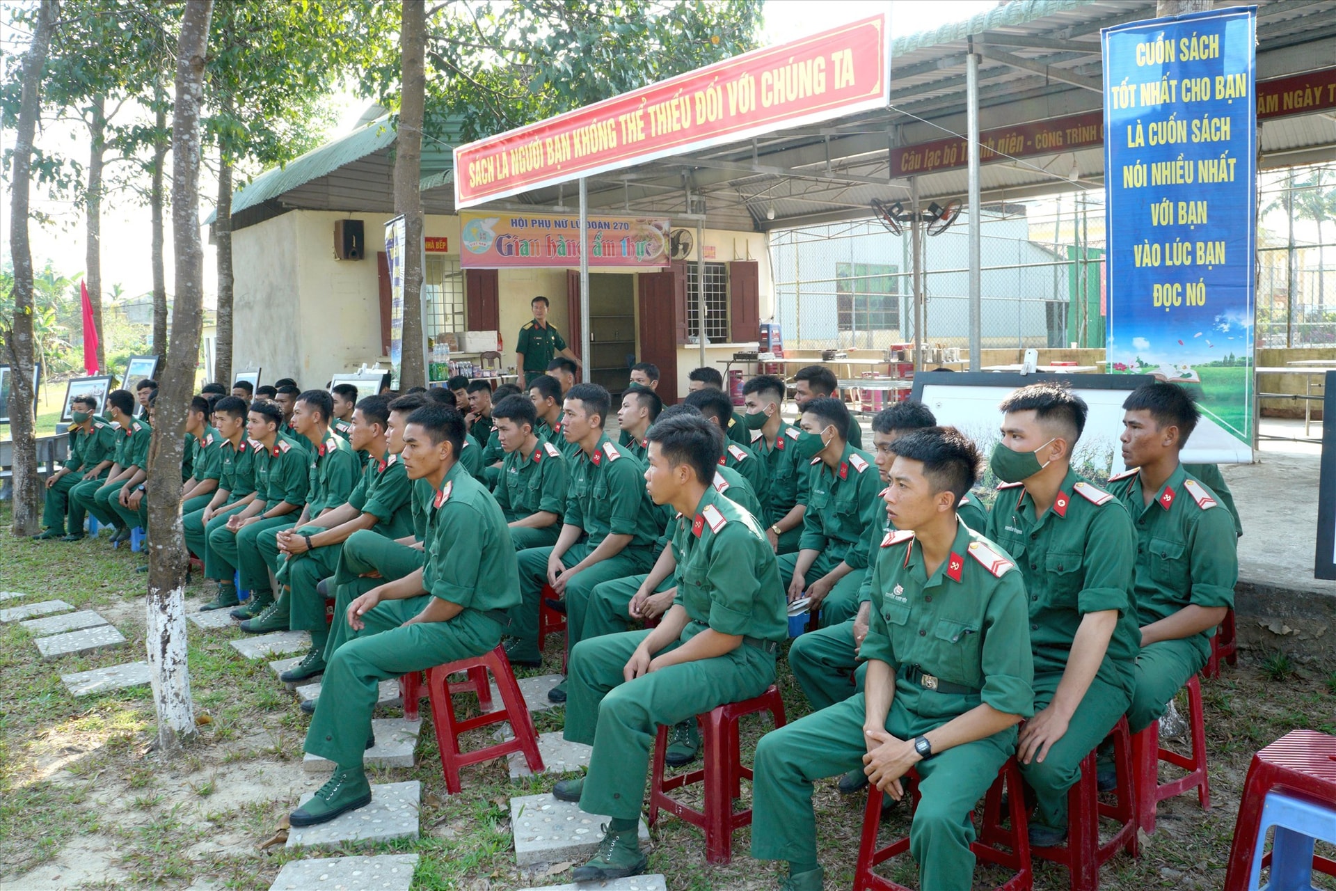 Chăm chú nghe giới thiệu sách. Ảnh: NGUYỄN ĐIỆN NGỌC