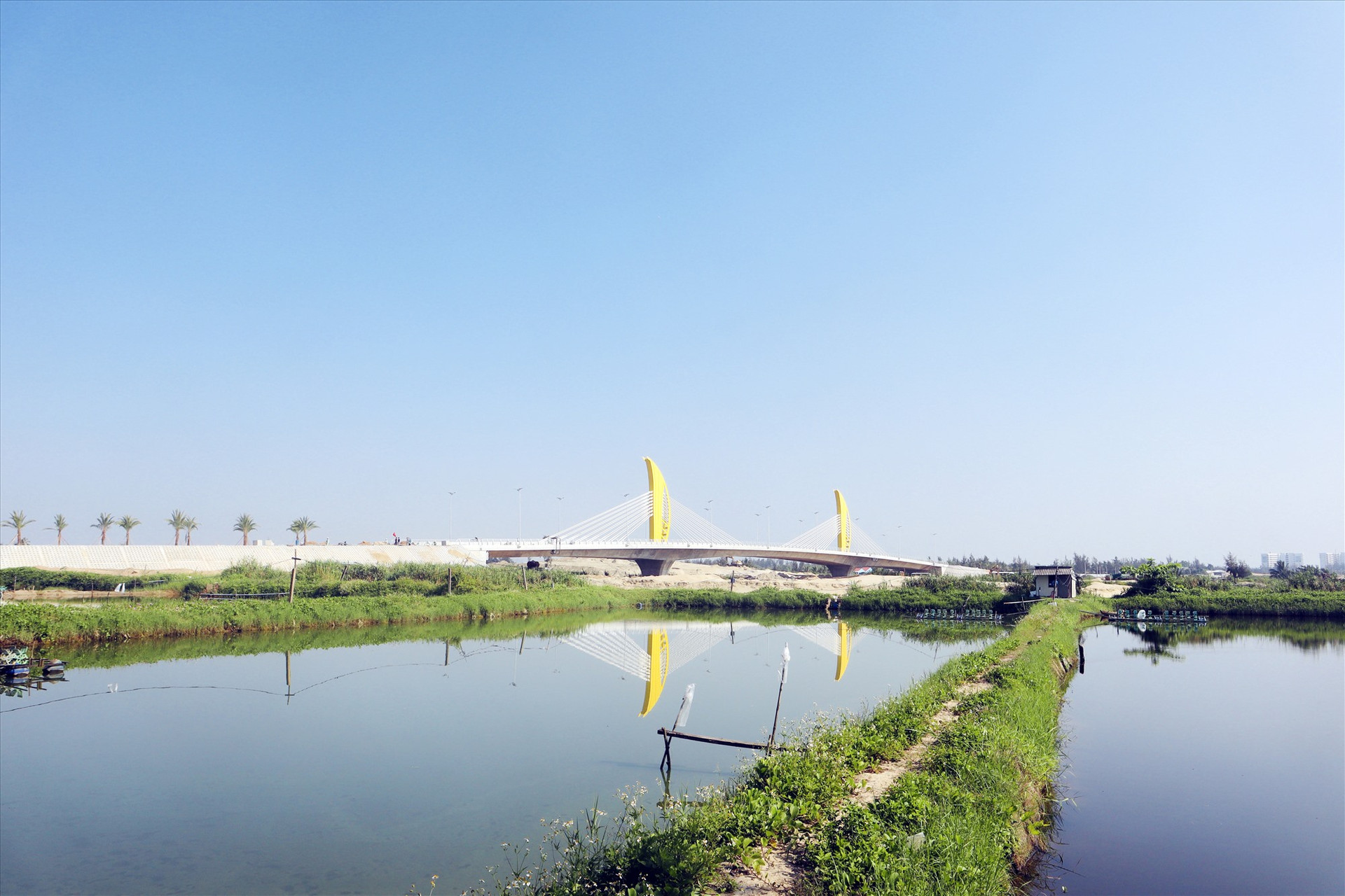 Cầu Nguyễn Duy Hiệu (cầu Ông Điền) bắc qua sông Cổ Cò dự kiến thông xe kỹ thuật vào cuối tháng 4 này. Ảnh: Q.T