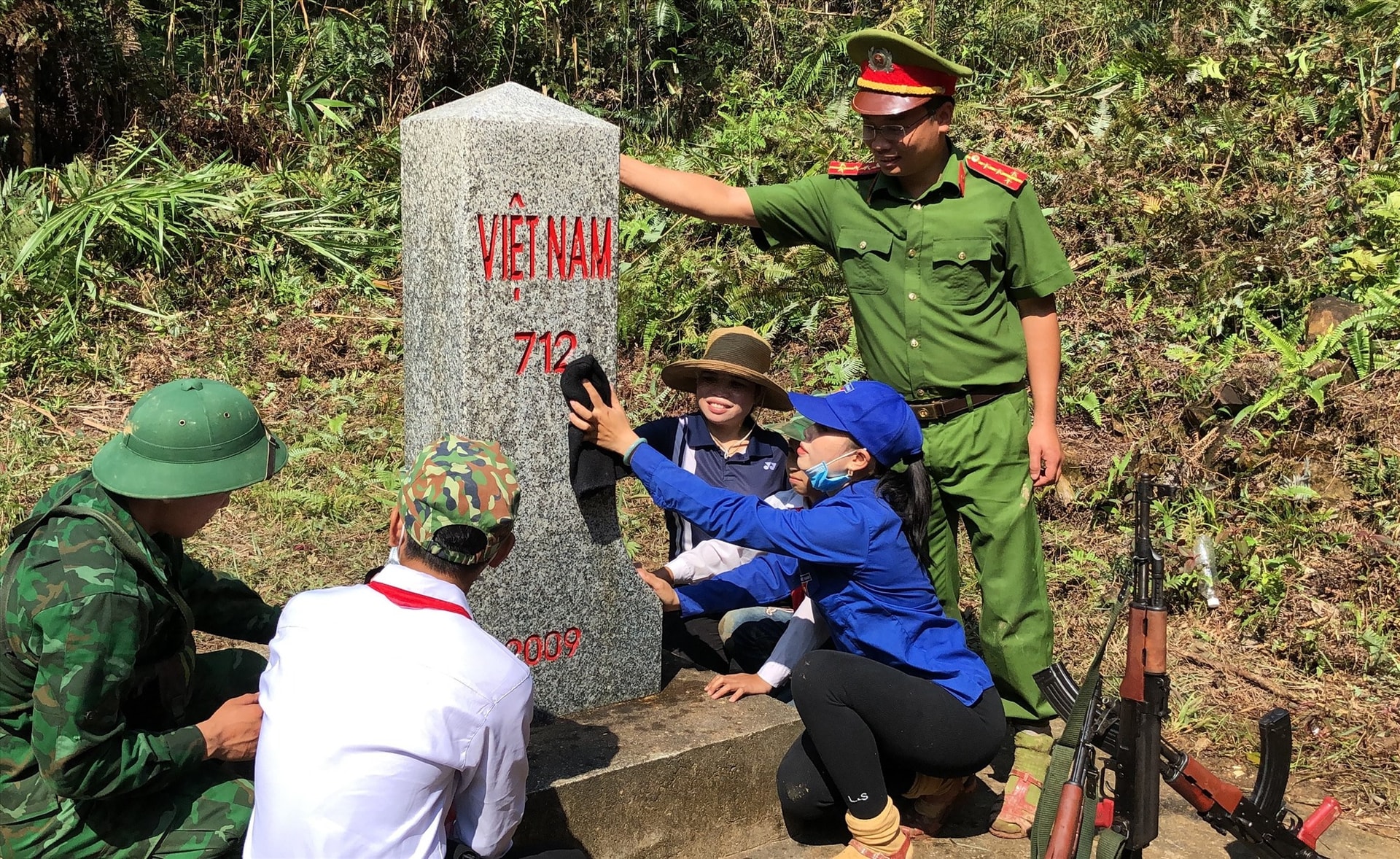 Lực lượng Bộ đội Biên phòng, Công an, Đoàn Thanh niên và các em học sinh xã La Êê phát quang, dọn dẹp cột mốc biên giới.