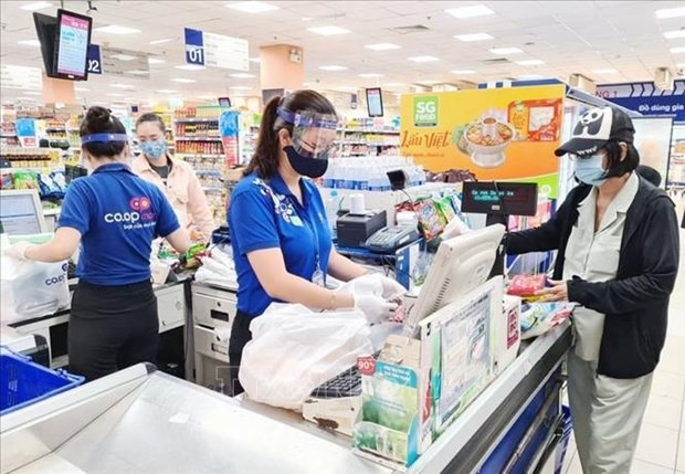 Among the 48 supermarkets surveyed, 46 are providing plastic bags free of charge (Photo: VNA)