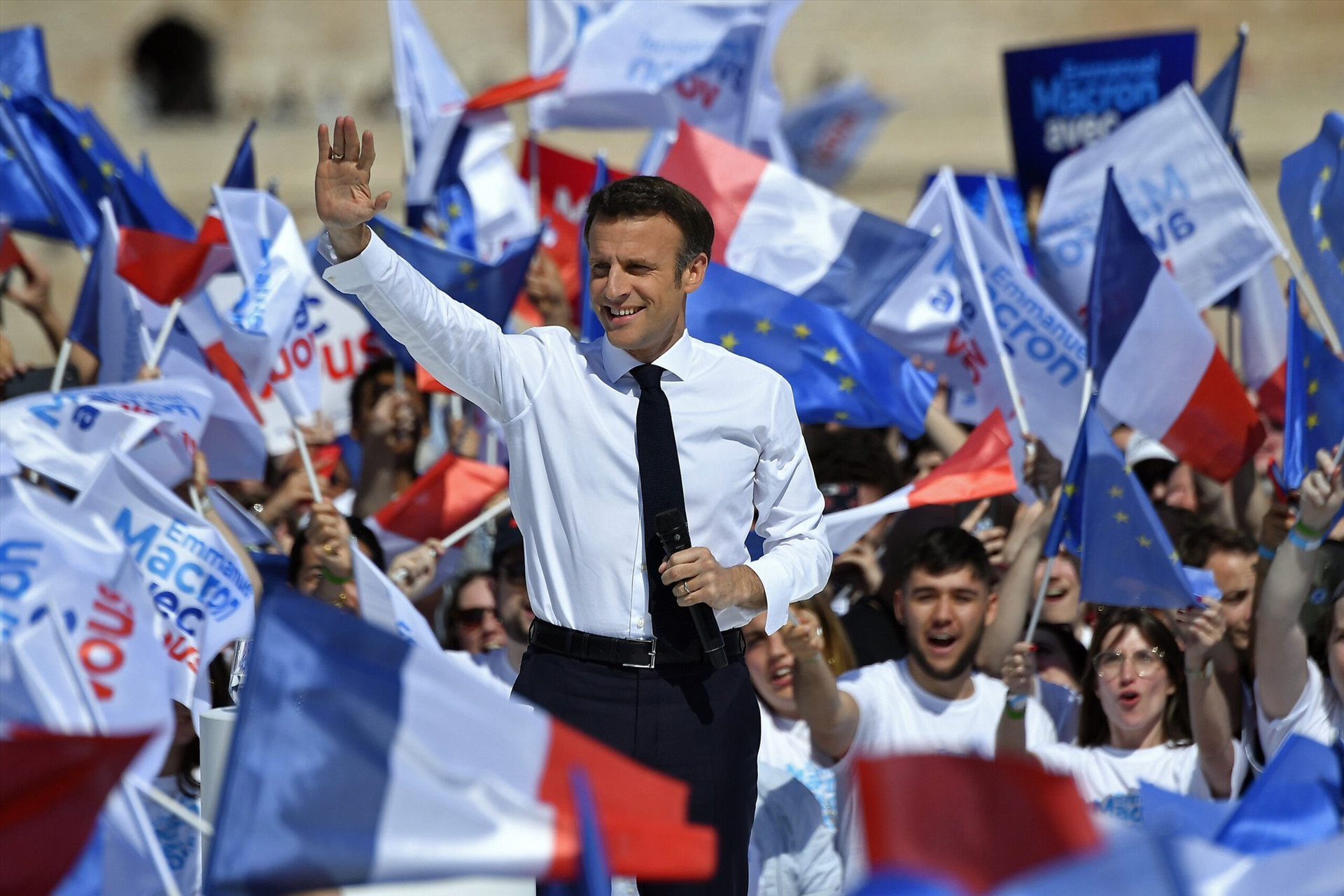 Tổng thống Emmanuel Macron phát biểu trước những người ủng hộ tại Paris.