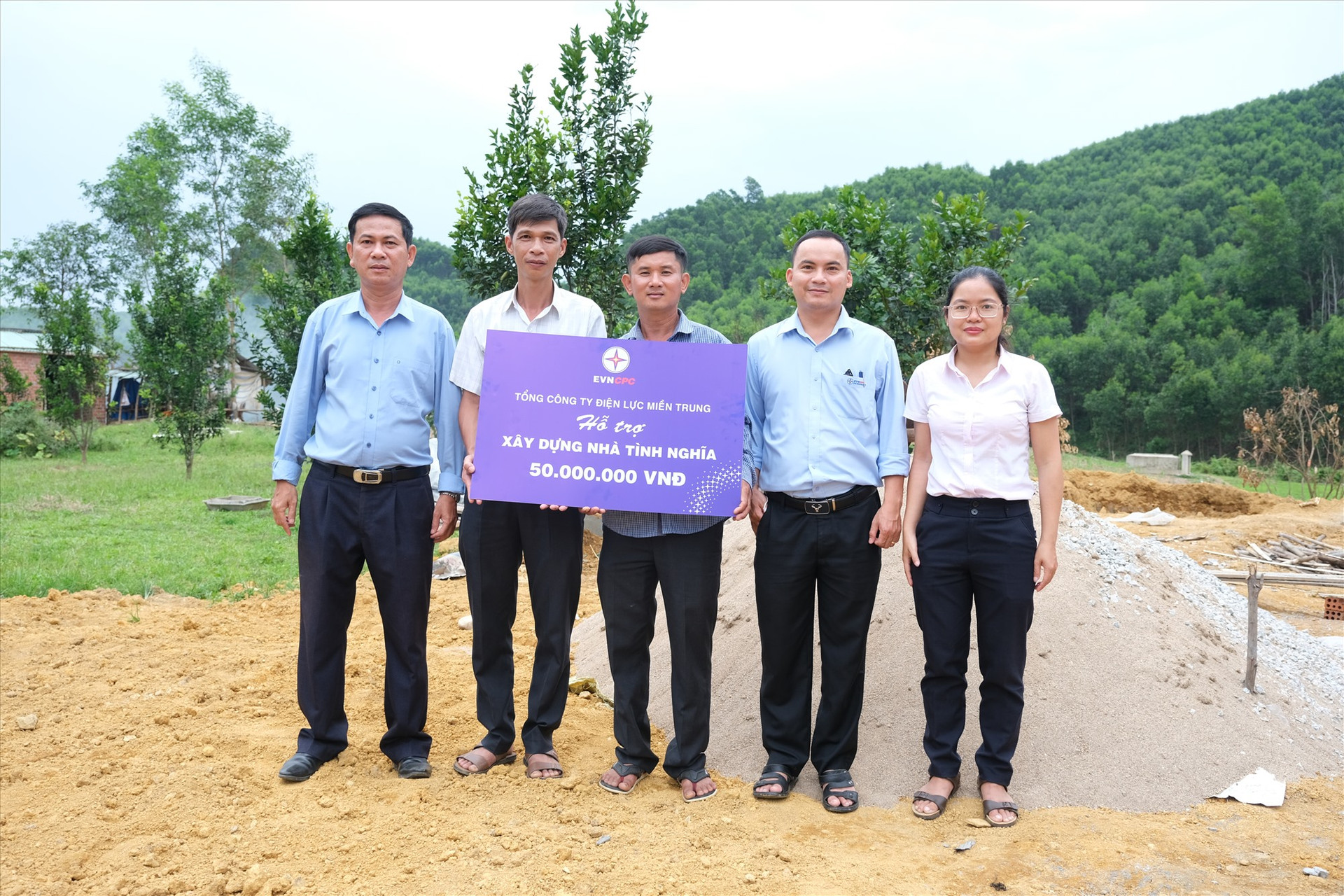 Đại diện công ty Điện lực Quảng Nam trao số tiền ủng hộ cho gia đình ông Nguyễn Văn Danh (Hiệp Đức) tại lễ khởi công xây dựng nhà tình nghĩa. Ảnh: H.P