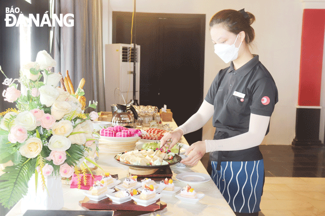 Các đơn vị đã sẵn sàng các dịch vụ để đón khách trong dịp cao điểm lễ. Trong ảnh: Nhân viên của nhà hàng thuộc Công viên nước Mikazuki 360 đang chuẩn bị bữa ăn cho khách. Ảnh: NHẬT HẠ