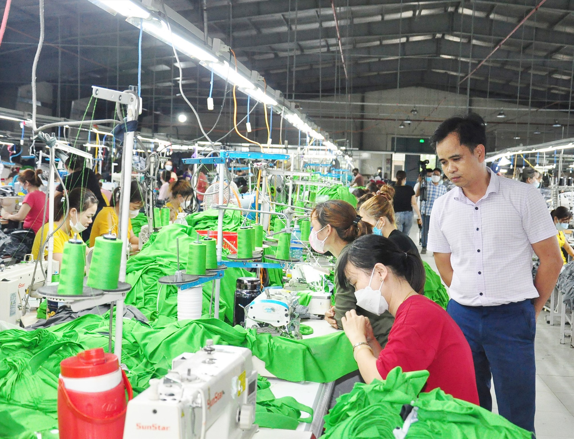 Nhờ thị trường tiêu thụ sản phẩm ổn định, 270 công nhân của Công ty CP May mặc xuất khẩu Hưng Hoàng Phát có việc làm thường xuyên. Ảnh: C.S