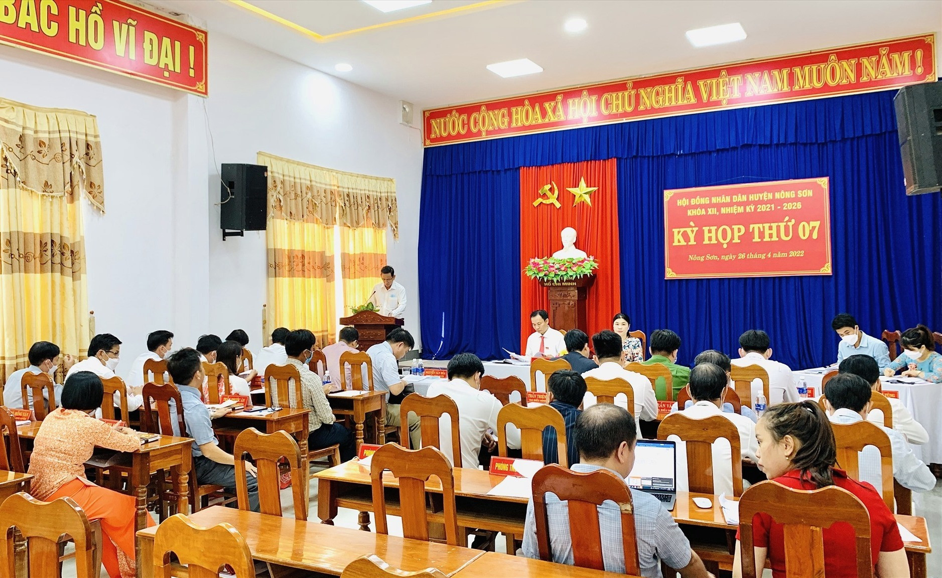 Quang cảnh kỳ họp thứ 7 (khóa XII) HĐND huyện Nông Sơn. Ảnh MINH THÔNG