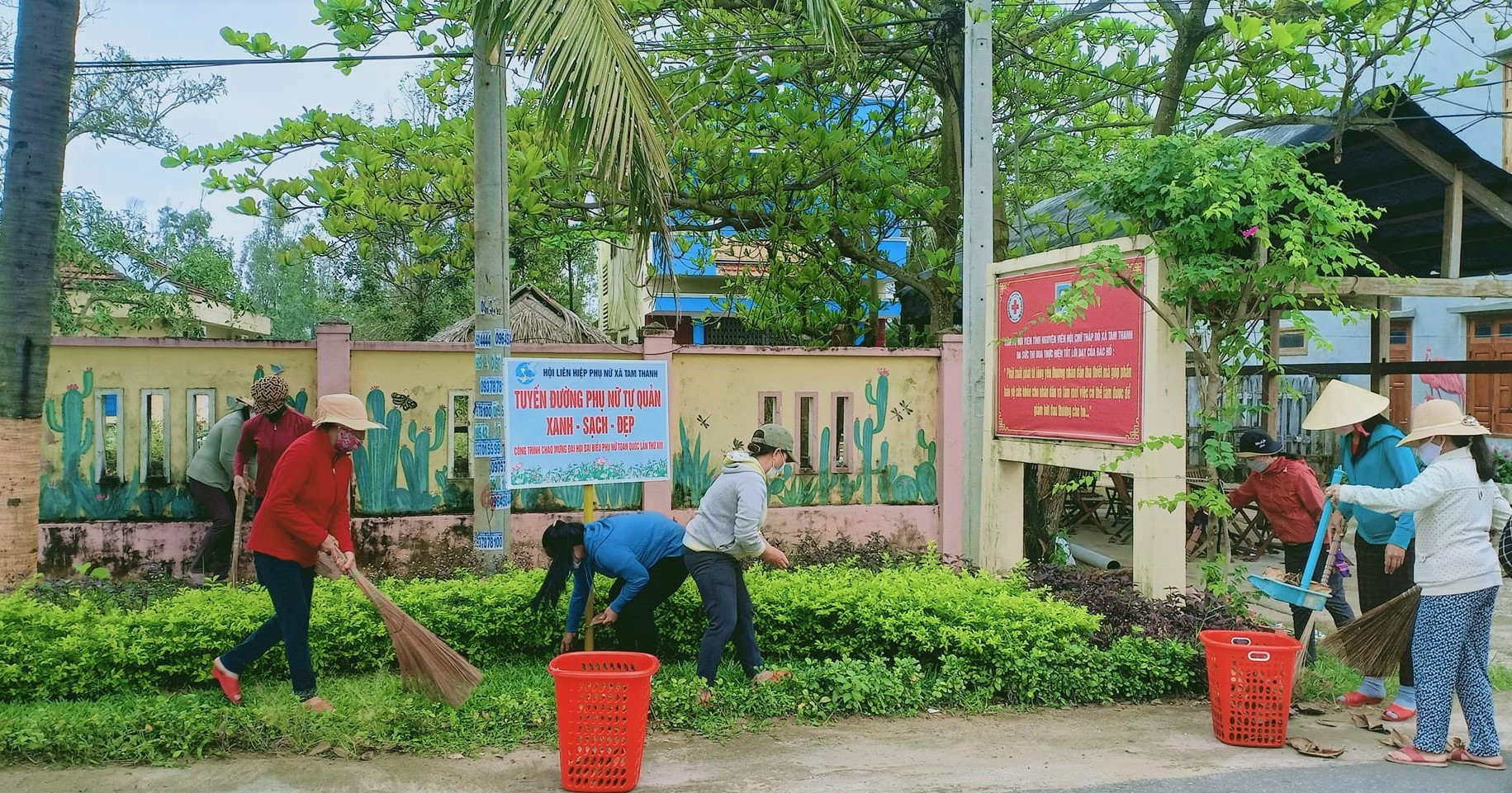 Tổ phụ nữ tự quản tuyến đường hoa và cây xanh nông thôn mới (xã Tam Thanh) dọn dẹp vệ sinh, chăm sóc cây xanh. Ảnh: M.L