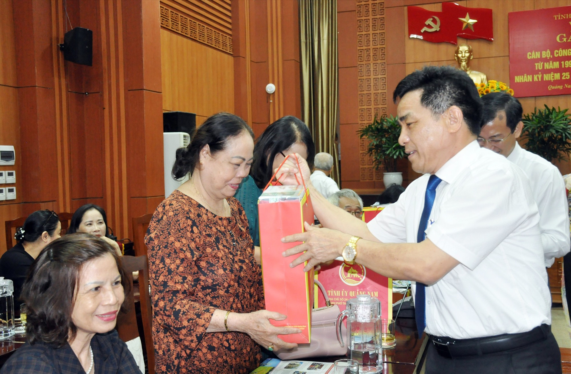 Đồng chí Lê Văn Dũng tặng quà cán bộ, công chức và người lao động Văn phòng Tỉnh ủy đã nghỉ hưu. Ảnh: N.Đ