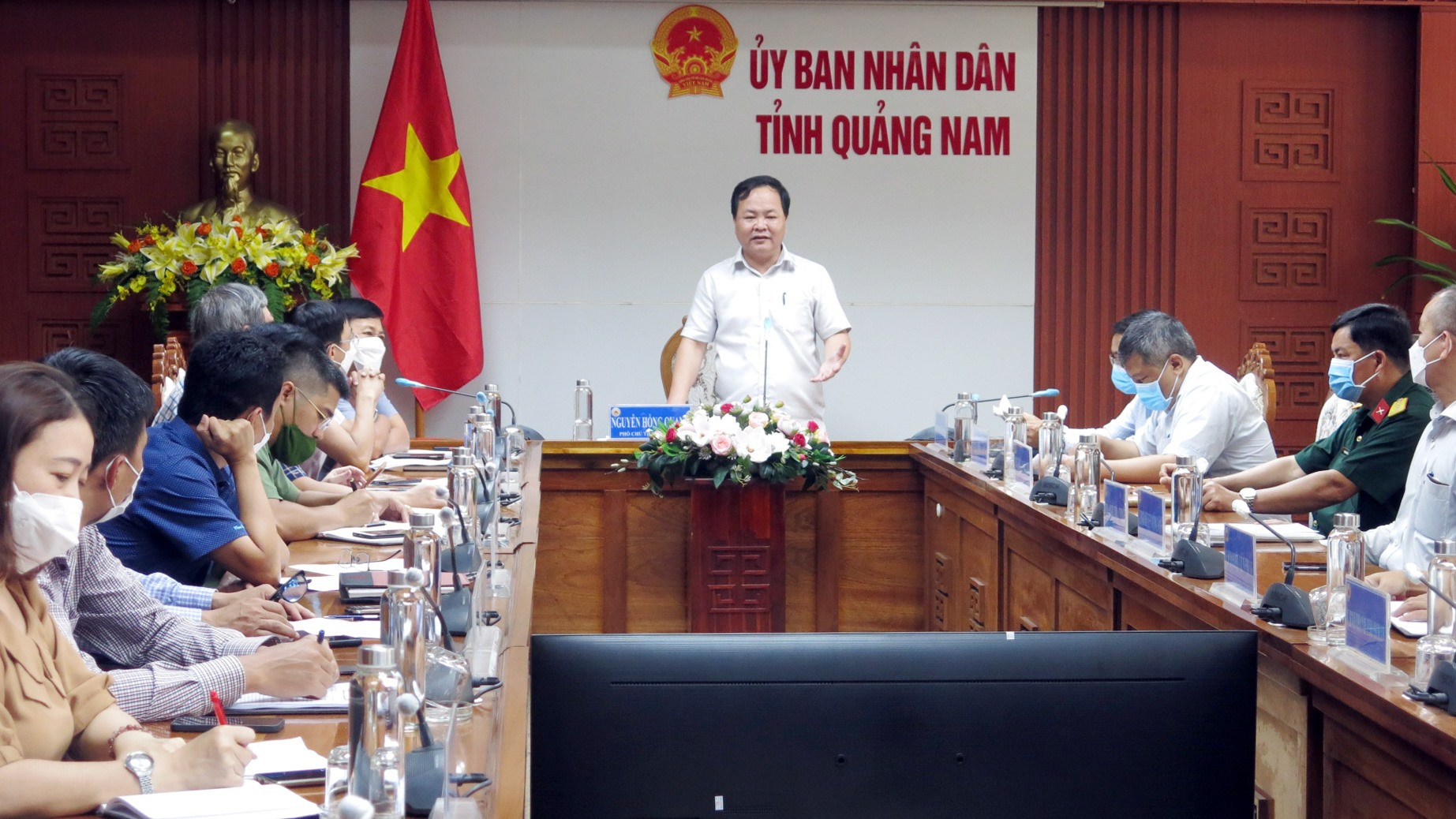 Phó Chủ tịch UBND tỉnh Nguyễn Hồng Quang chủ trì phiên họp đánh giá các dự án đầu tư khởi công mới năm 2022 vào ngày 26.4.2022. Ảnh: T.D
