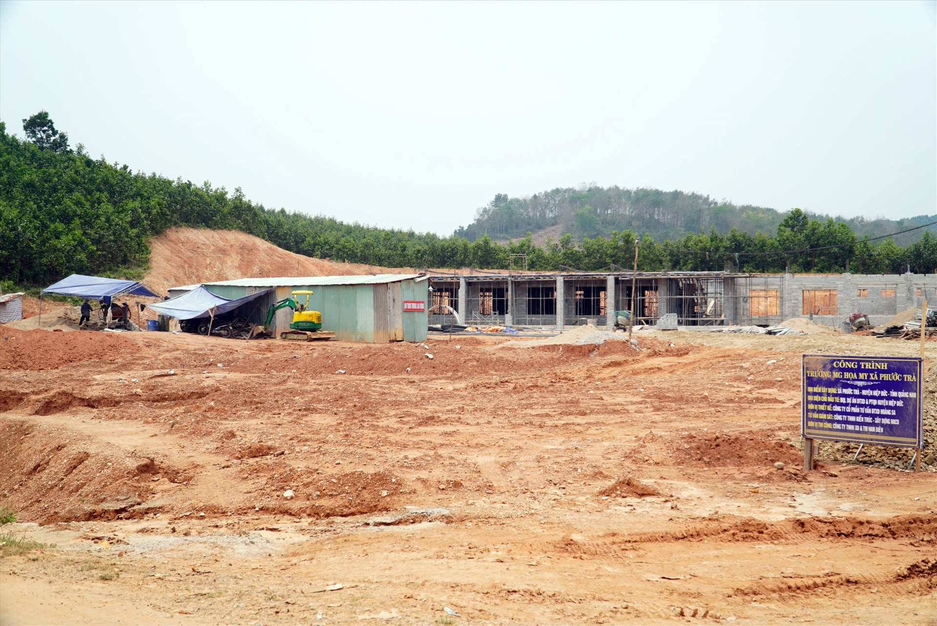Công trình trường mầm non mới đang được gấp rút thi công ở xã Phước Trà. Ảnh: T.C