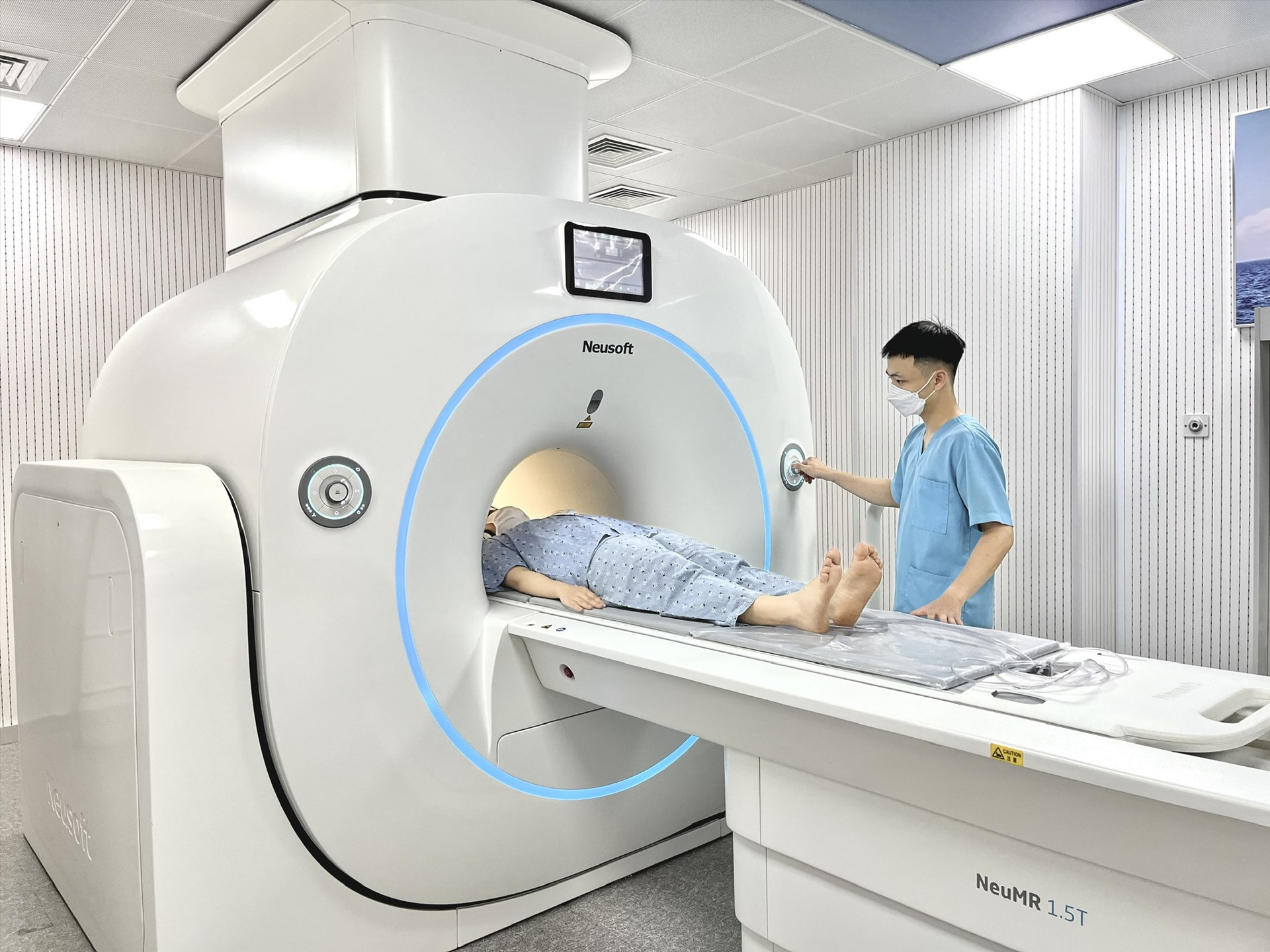 Kĩ thuật viên thực hiện chụp MRI 1.5T