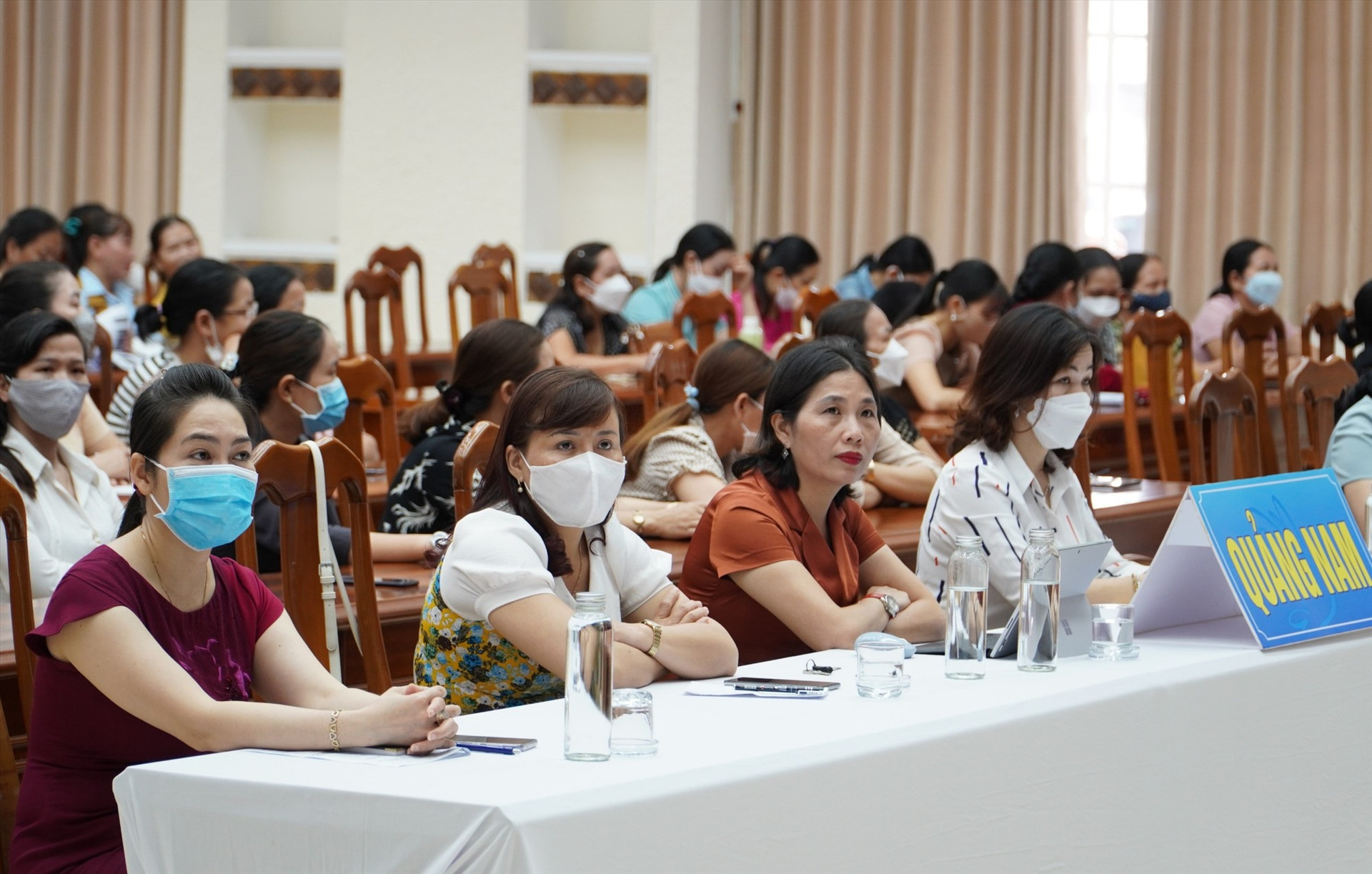Hội viên phụ nữ Quảng Nam theo dõi, tiếp thu nghiêm túc các nội dung hội nghị. Ảnh: H.Q