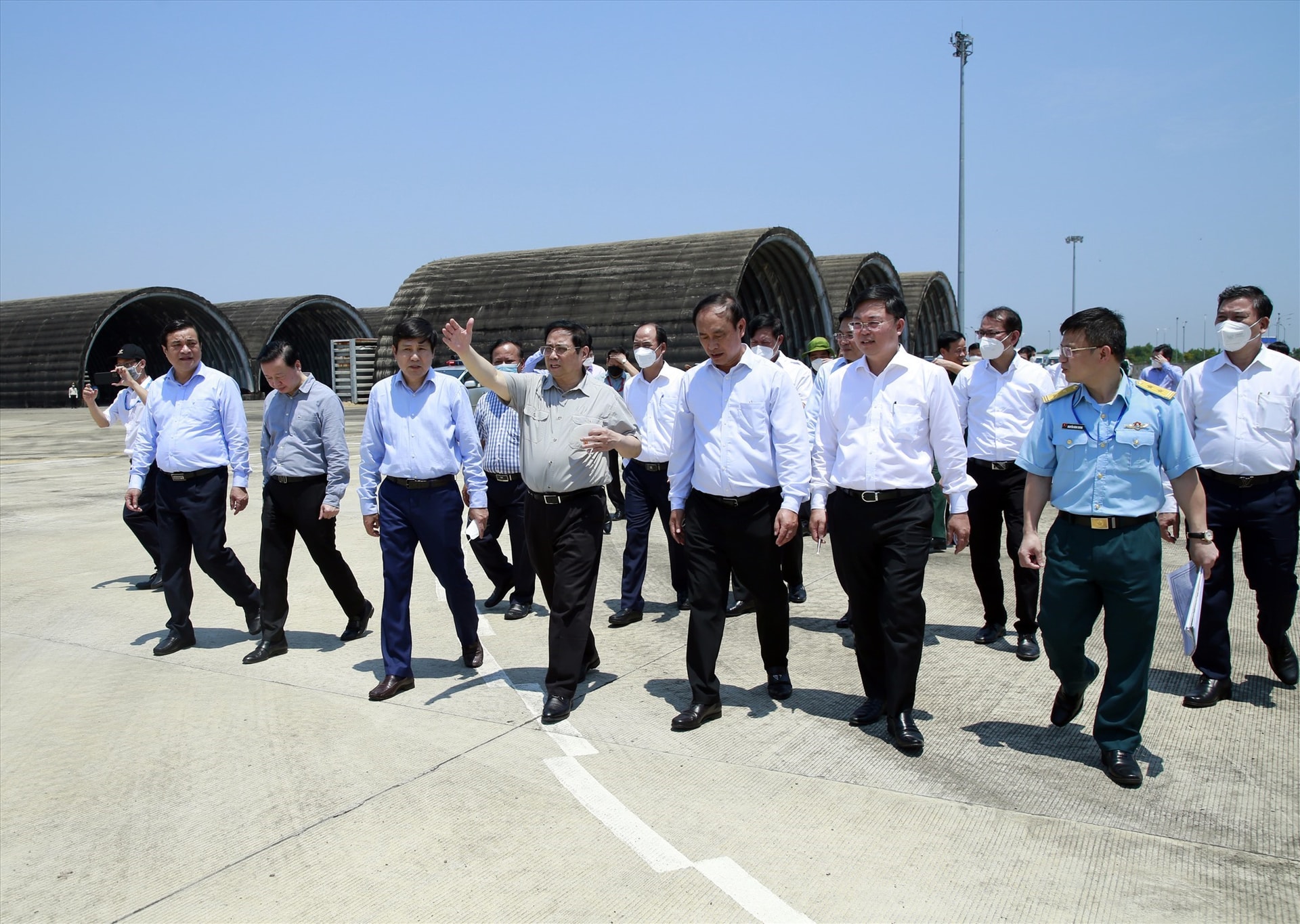 Prime Minister Pham Minh Chinh visits Chu Lai airport.