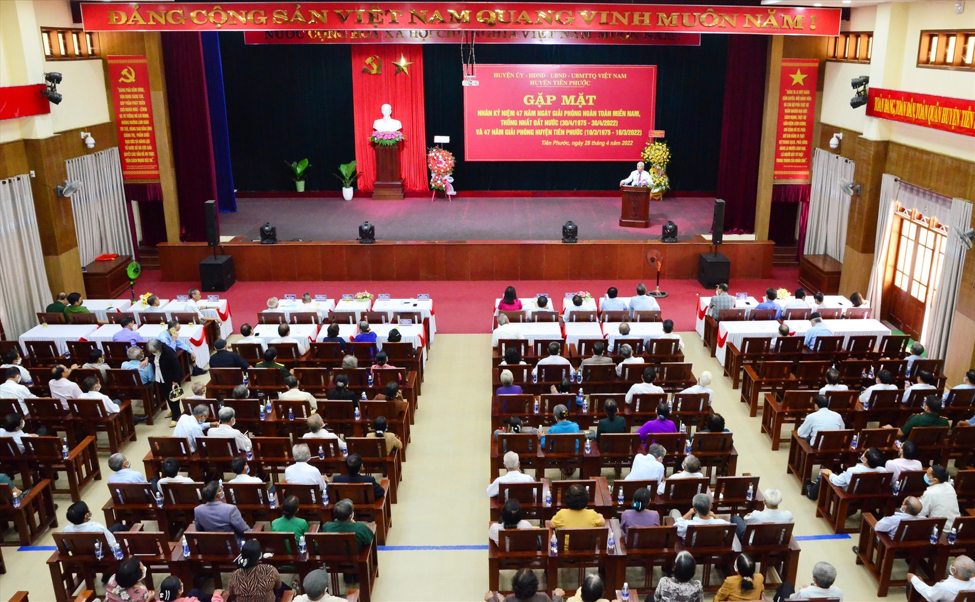 Huyện Tiên Phước tổ chức gặp mặt cán bộ lão thành cách mạng, cán bộ, lãnh đạo huyện qua các thời kỳ nhân dịp kỷ niệm 47 năm giải phóng miền Nam thống nhất đất nước (30.4.1975 - 30.4.2022). Ảnh: N.HƯNG