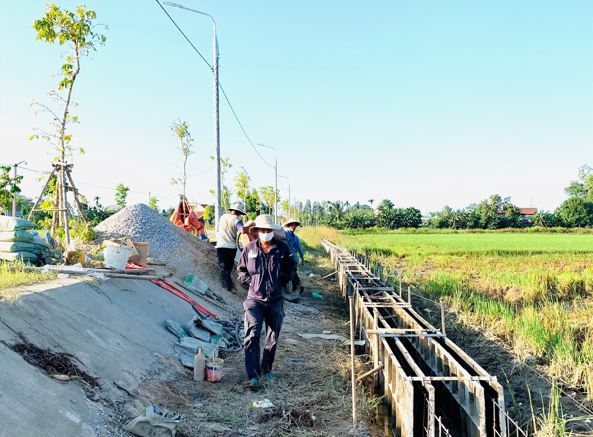 Những năm qua, huyện Duy Xuyên ưu tiên nguồn lực bê tông hóa hệ thống kênh mương nhằm đảm bảo phục vụ sản xuất nông nghiệp hàng hóa. Ảnh: T.L