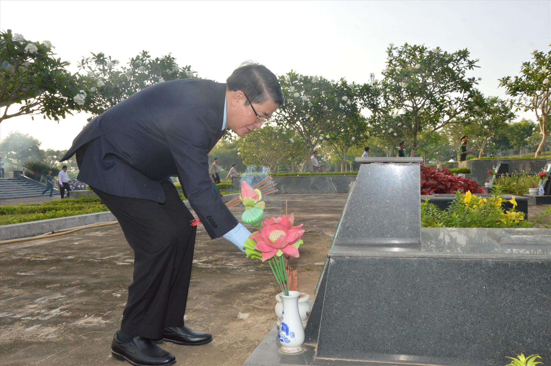 Phó Chủ tịch Quốc hội viếng hương mộ chí các anh hùng liệt sĩ tại Nghĩa trang liệt sĩ tỉnh. Ảnh: N.Đ