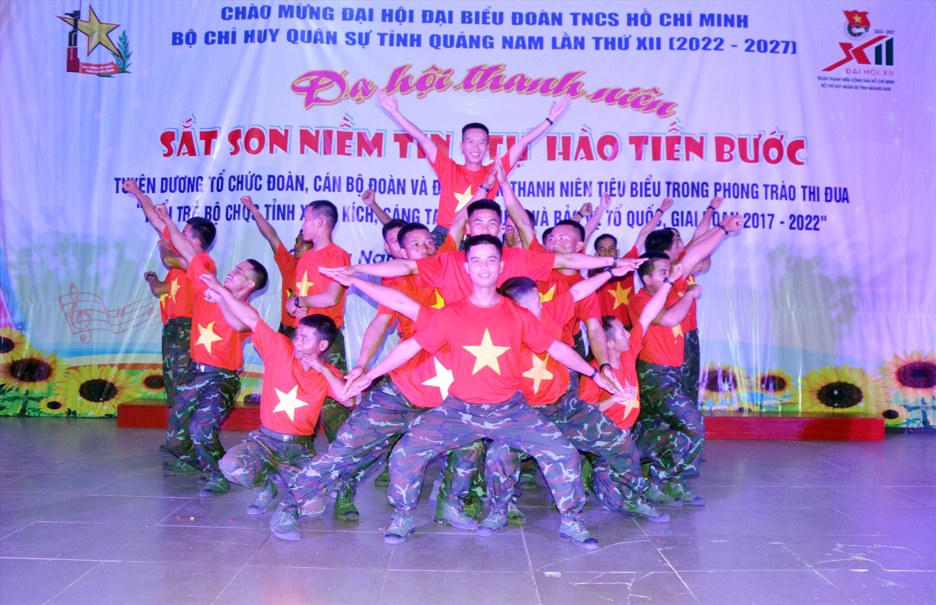 Tiết mục nhảy dân vũ của chiến sĩ mới Trung đoàn 885 tại đêm dạ hội thanh niên.
