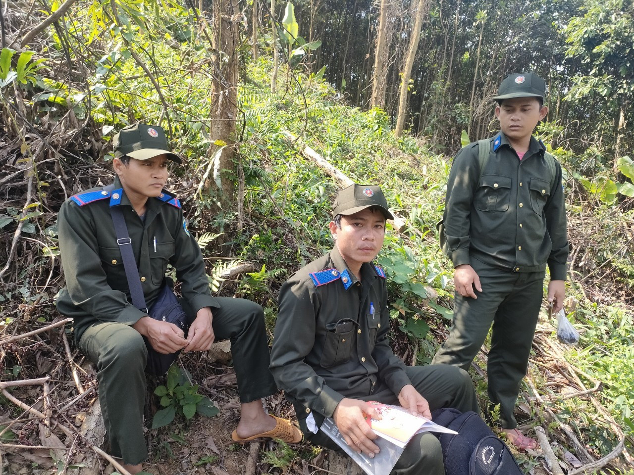 Lực lượng chuyên trách BVR của Ban Quản lý rừng phòng hộ Nam Trà My tuần tra rừng trong lâm phận được giao khoán bảo vệ. Ảnh: T.H