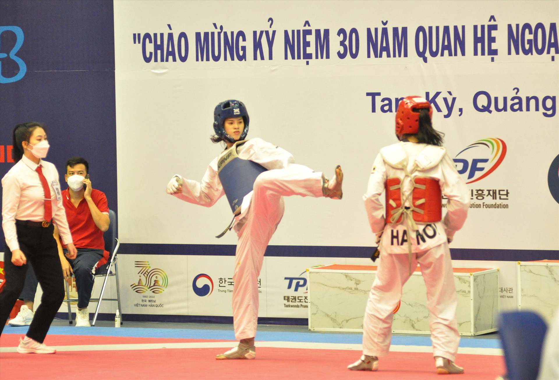 VĐV Trần Thị Mỹ Khanh (bên trái) là một trong những cá nhân tiêu biểu đóng góp nhiều thành tích cho thể thao Quảng Nam. Ảnh: A.S