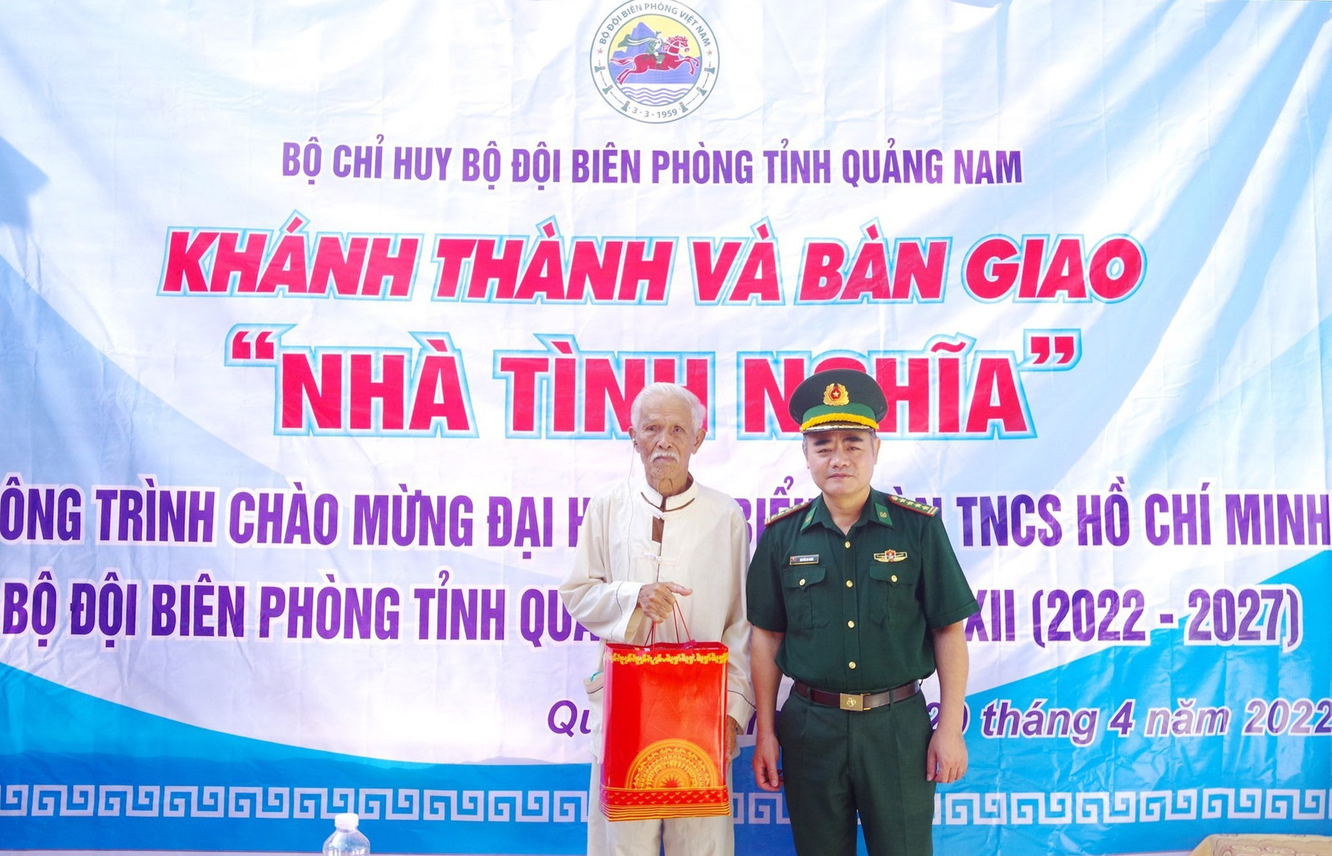 Đại tá Nguyễn Bá Hưng, Phó Chính ủy BĐBP tỉnh tặng quà cho gia đình ông Lê Ngọc Thành. Ảnh; VĂN VINH
