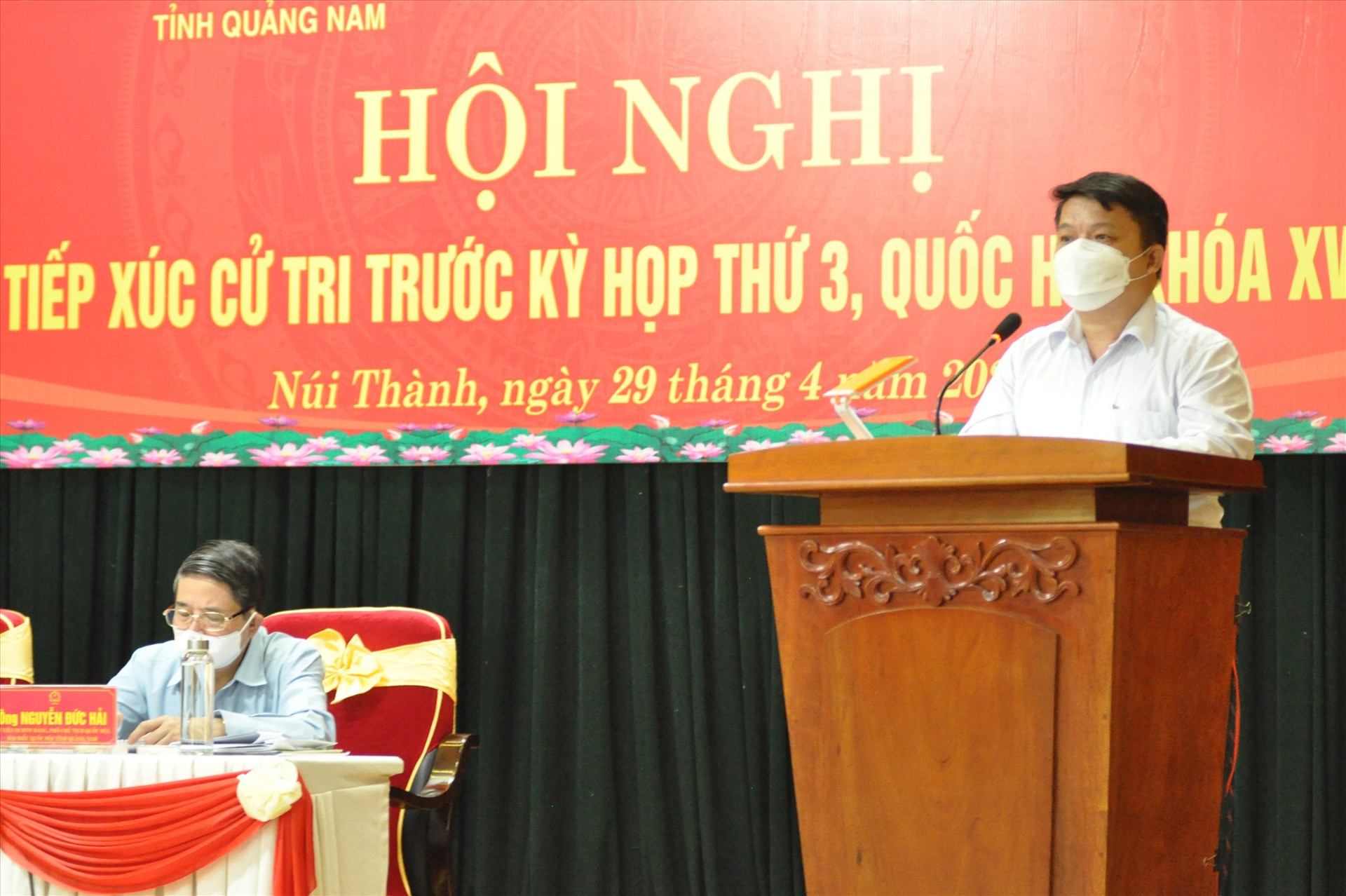 Ông Trương Văn Trung - Phó Chủ tịch UBND huyện Núi Thành giai đấp ý kiến của cử tri. Ảnh: X.P