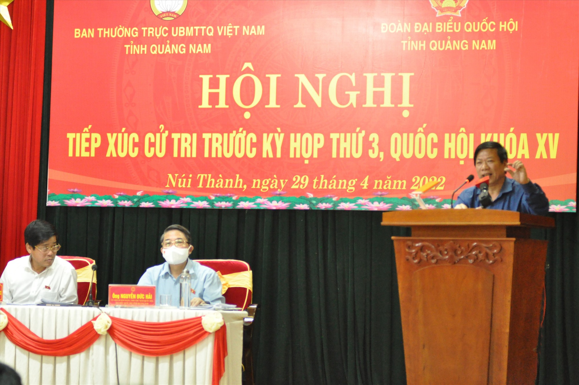 Phó Giám đốc Sở LĐ-TB&XH Trần Văn Chiến giải thích băn khoăn của cử tri. Ảnh: X.P