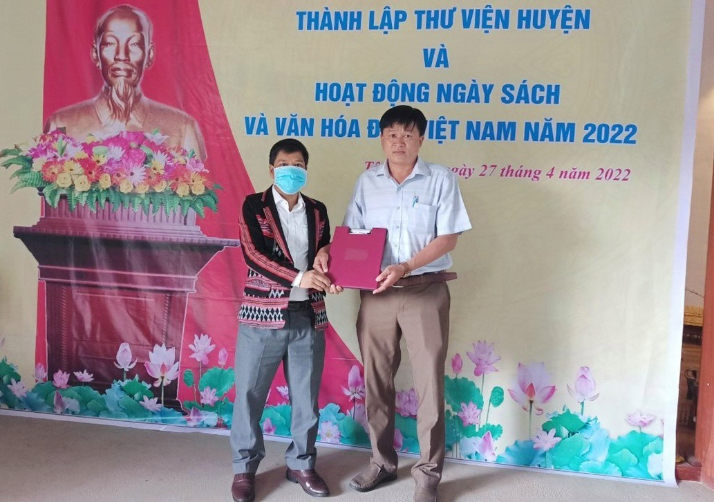 Ông Arất Blúi, Phó chủ tịch UBND huyện trao Quyết định thành lập Thư viện huyện Tây Giang cho lãnh đạo Trung tâm VH-TT và TT-TH huyện. Ảnh: ĐH