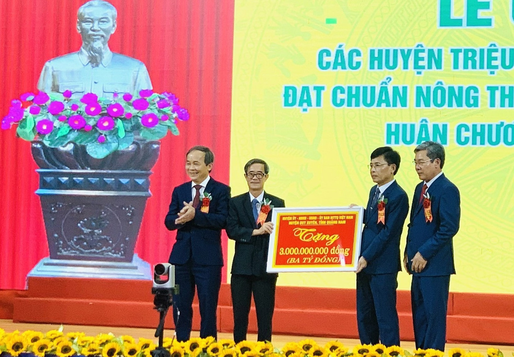 Lãnh đạo huyện Duy Xuyên trao tặng huyện Nông Cống 3 tỷ đồng.
