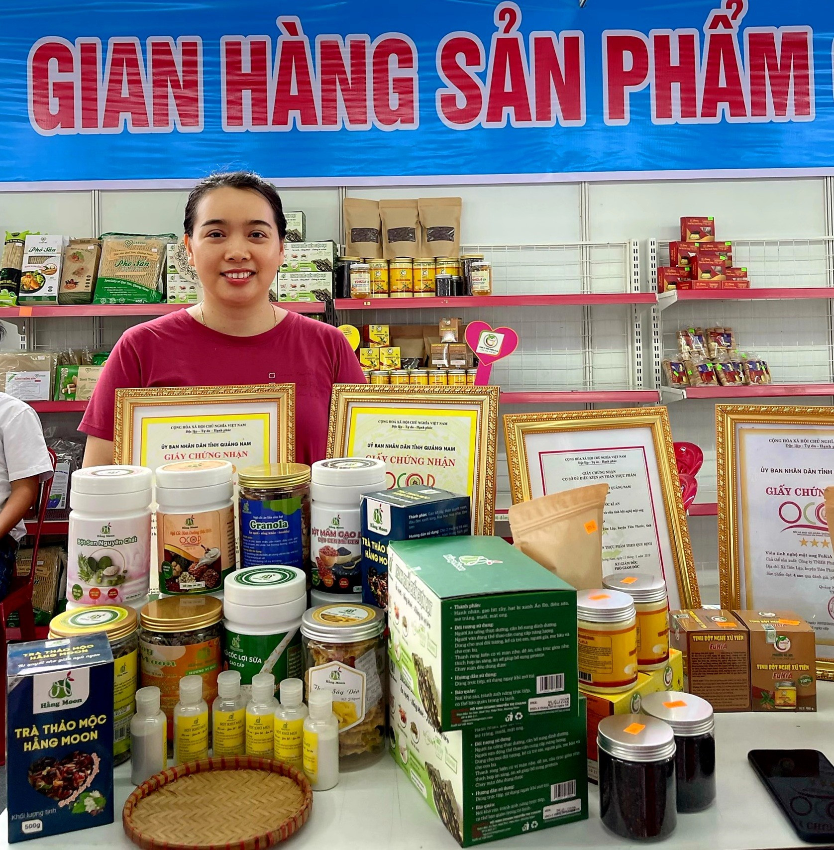 Cơ sở sản xuất bột ngũ cốc dinh dưỡng Hằng Moon (xã Quế Thọ, huyện Hiệp Đức) tham gia quảng bá, giới thiệu sản phẩm tại Đà Nẵng.