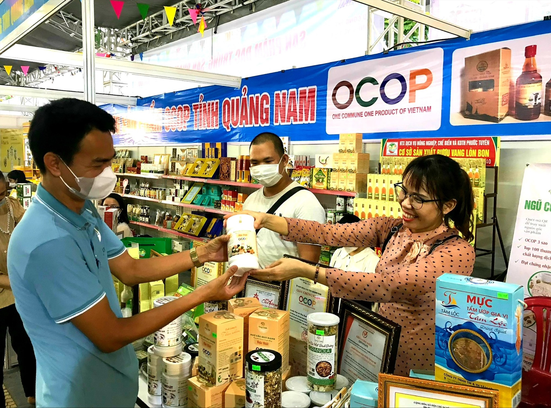 Người tiêu dùng Đà Nẵng chọn mua những sản phẩm OCOP đặc trưng của Quảng Nam.
