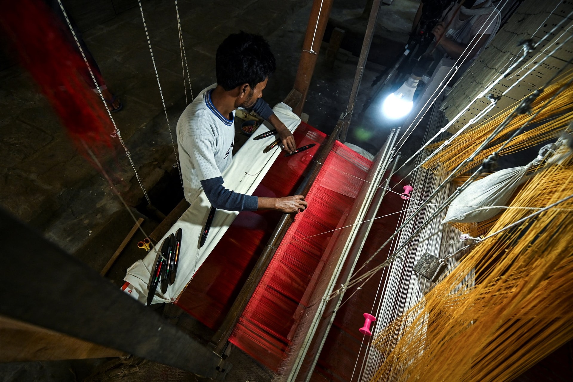 Thợ dệt lụa sari tại thành phố Varanasi, Ấn Độ. Ảnh: AFP