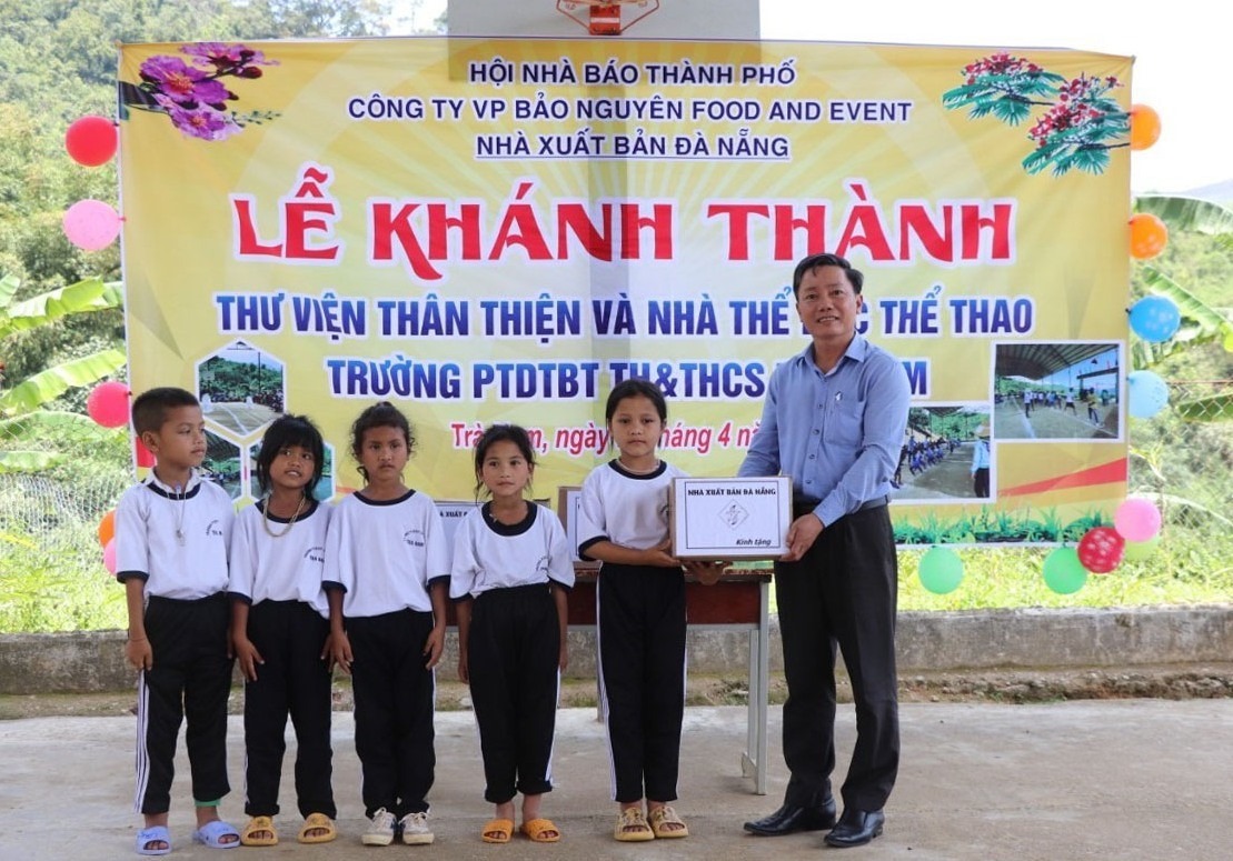 Giám đốc Nhà xuất bản Đà Nẵng tặng sách cho giáo viên, học sinh nhà trường để xây dựng thư viện thân thiện.