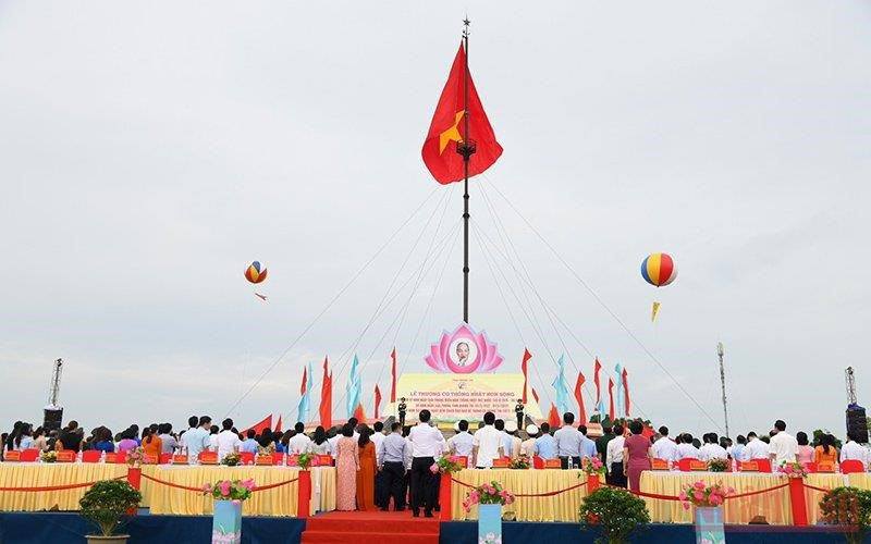 Lá cờ đỏ sao vàng được kéo lên trong không khí trang nghiêm tại Khu Di tích lịch sử quốc gia đặc biệt Đôi bờ Hiền Lương-Bến Hải. (Ảnh: THÀNH ĐẠT)