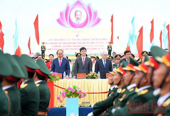 Chủ tịch nước Nguyễn Xuân Phúc dự Lễ thượng cờ. (Ảnh: THÀNH ĐẠT)