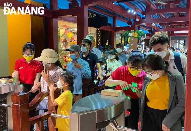 Khu du lịch Sun World Bà Nà Hills tấp nập khách vào ra trong 2 ngày lễ. Ảnh: THU HÀ