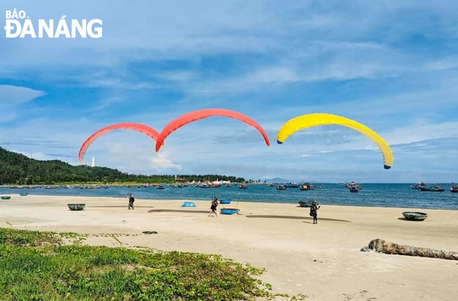Nhiều hoạt động được tổ chức tại biển Đà Nẵng thu hút khách. Trong ảnh giải dù lượn chiều 30-4. Ảnh:THU HÀ.