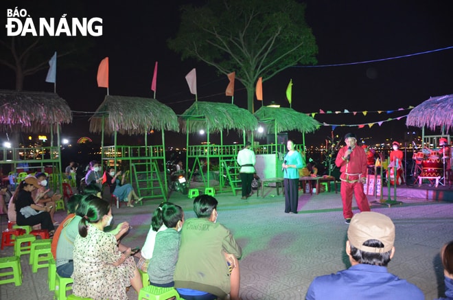 Khách thưởng thức bài choi tại khu vực cầu Rồng, đường Trần Hưng Đao. Ảnh: THU HÀ