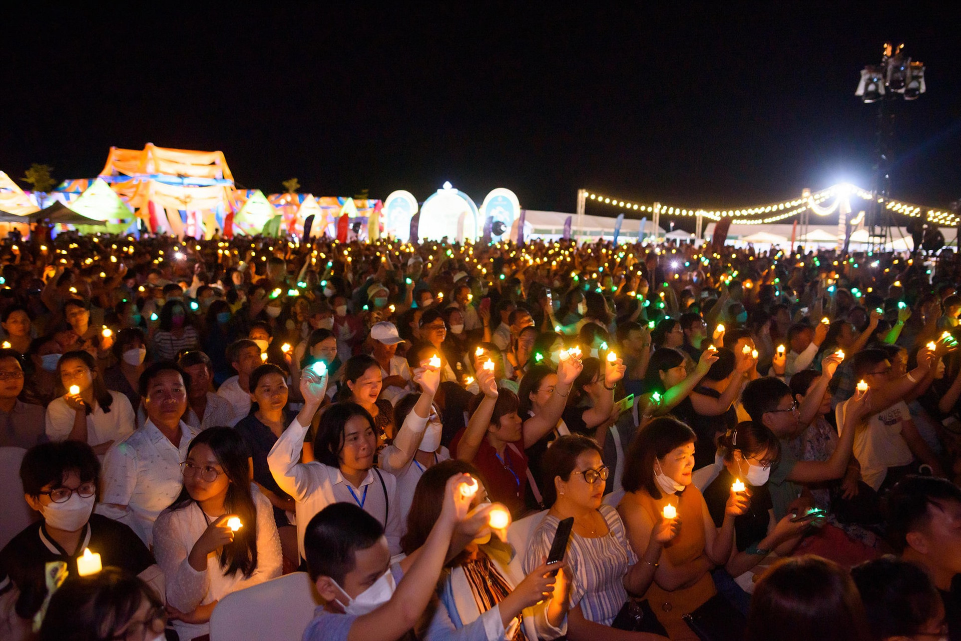Hàng nghìn khán giả đã hòa nhịp cùng ca sỹ trong những tình khúc nhạc Trịnh