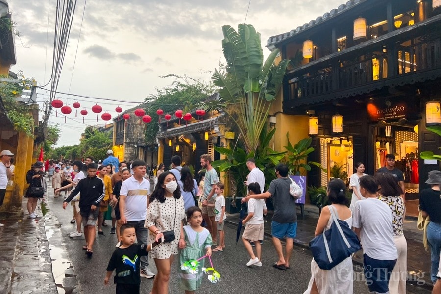 Visitors in Hoi An ancient town