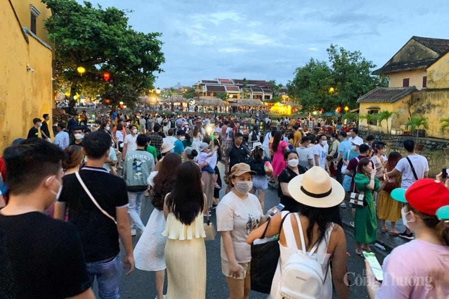 Nguyen Gia Linh, a tourist from Ho Chi Minh City said, she was very happy when she returned to Hoi An city after two years.