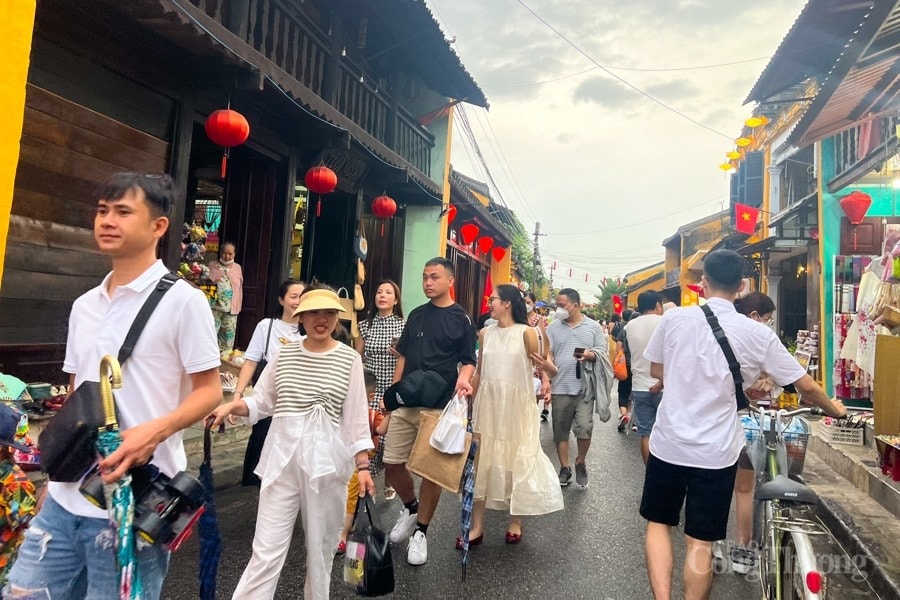 A large number of visitors to the ancient quarter