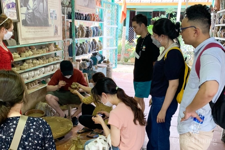 Visitors’ experience of making handicrafts.