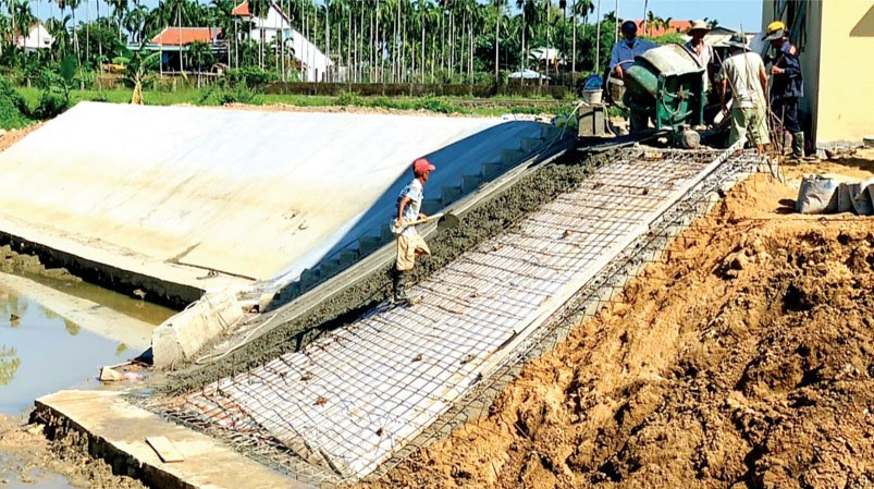 Trạm bơm điện ở xã Duy Thành (Duy Xuyên) vừa được đầu tư xây mới để đảm bảo cung ứng nước tưới cho cây trồng. Ảnh: MAI NHI