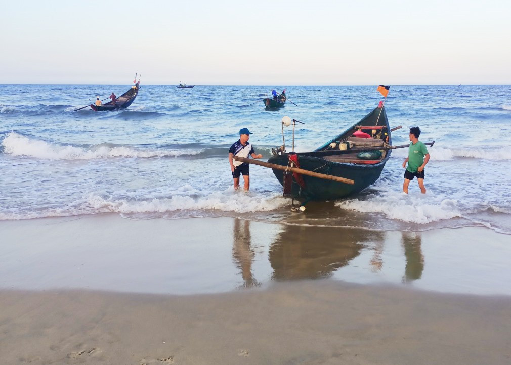 Mỗi ngày ngư dân Tam Thanh thường ra khơi vào lúc 17h hoặc khoảng 3h sáng để giăng lưới bắt cá trích. Ảnh: N.Q
