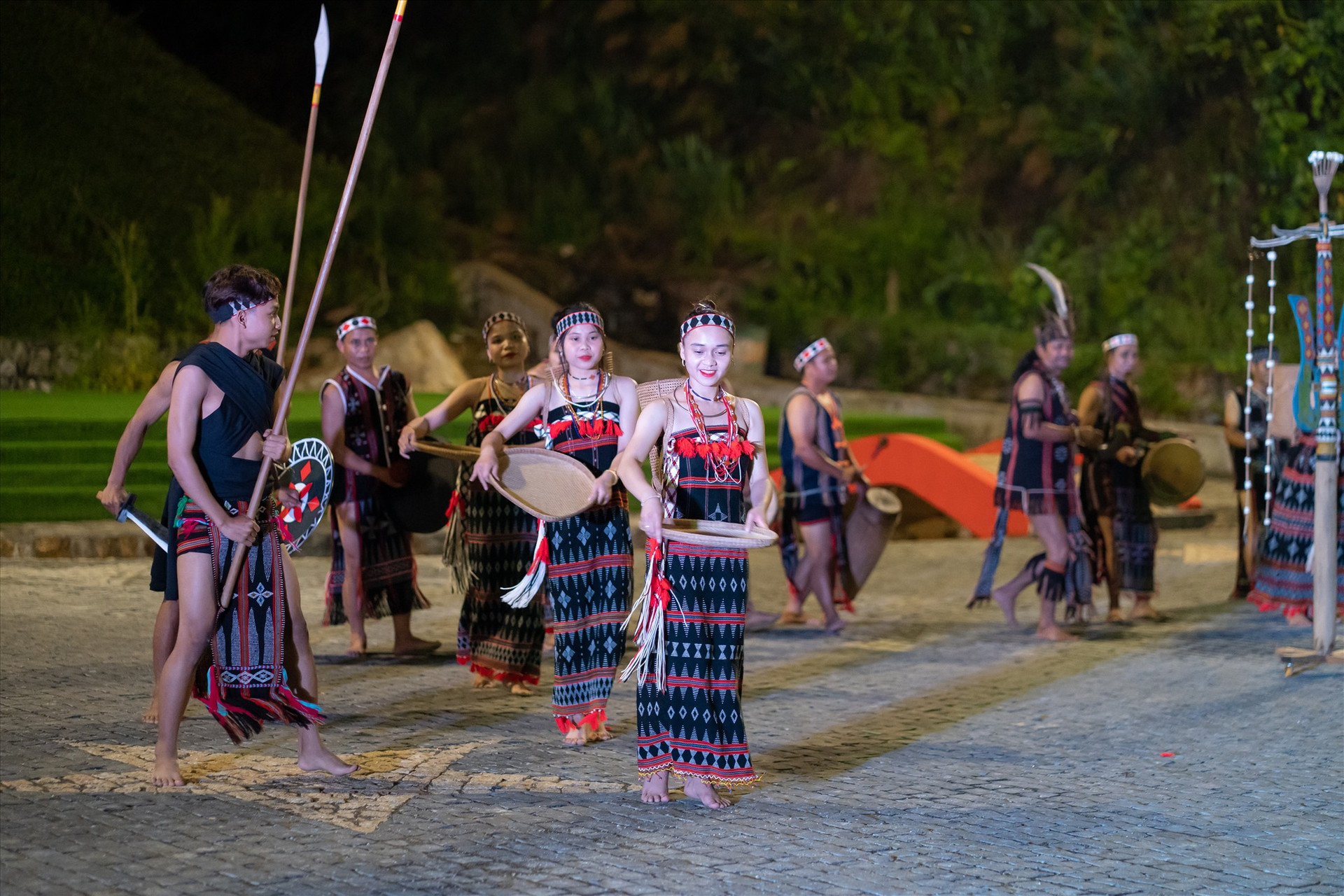 Cổng trời Đông Giang liên kết với địa phương đưa vào phục vụ các điệu múa truyền thống. Ảnh: CT